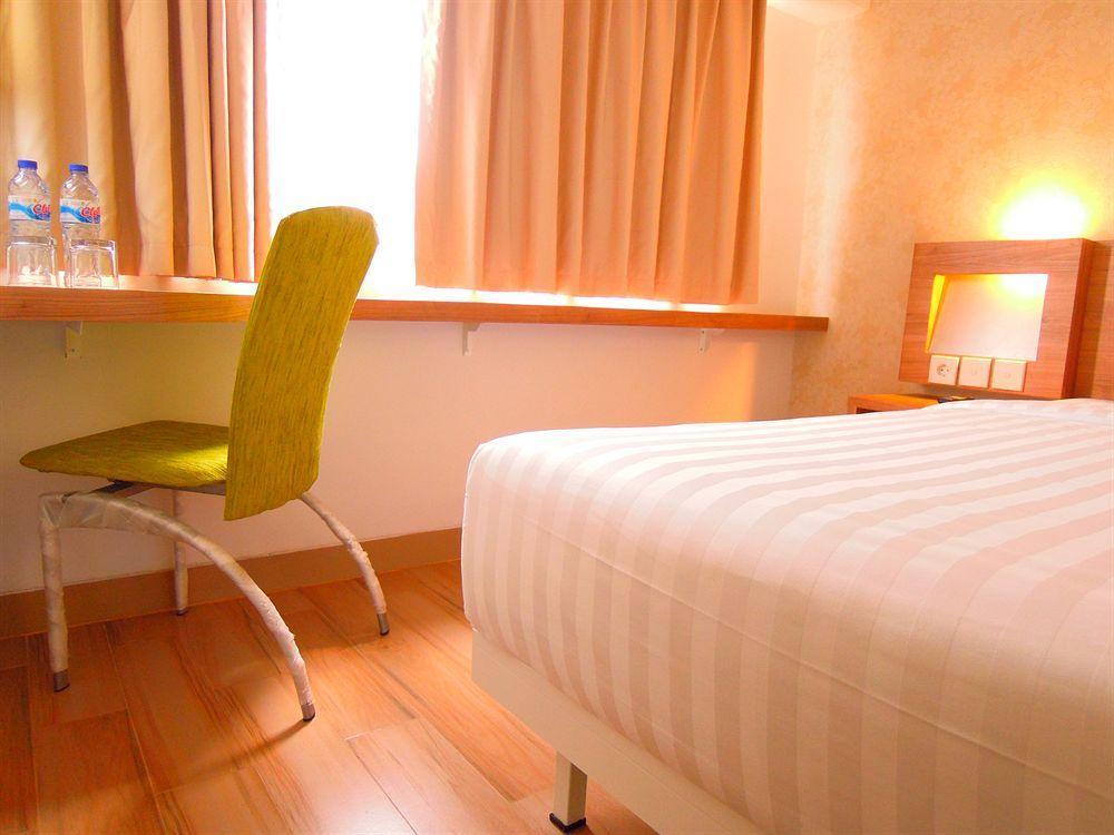 Whiz Hotel Cikini Jakarta Kültér fotó