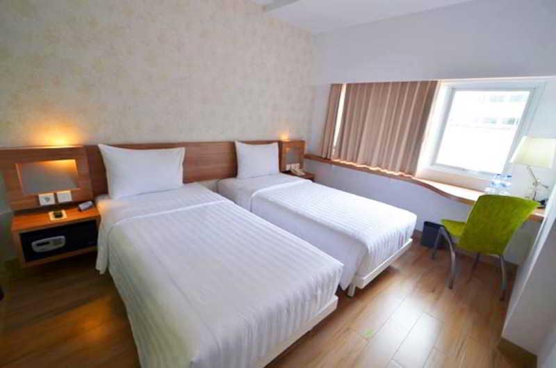 Whiz Hotel Cikini Jakarta Kültér fotó